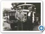 Meneer en Mevrouw Versluis waren 50 jaar getrouwd en hun taxi was ZIJN Kromhout waar hij in 1952 mee reed.